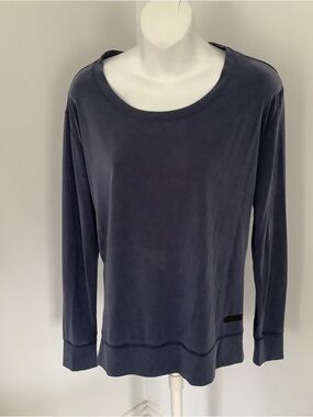 Under Armour Women’s Dusty Blue Long Sleeve Scoop Neck Pullover Sz. M